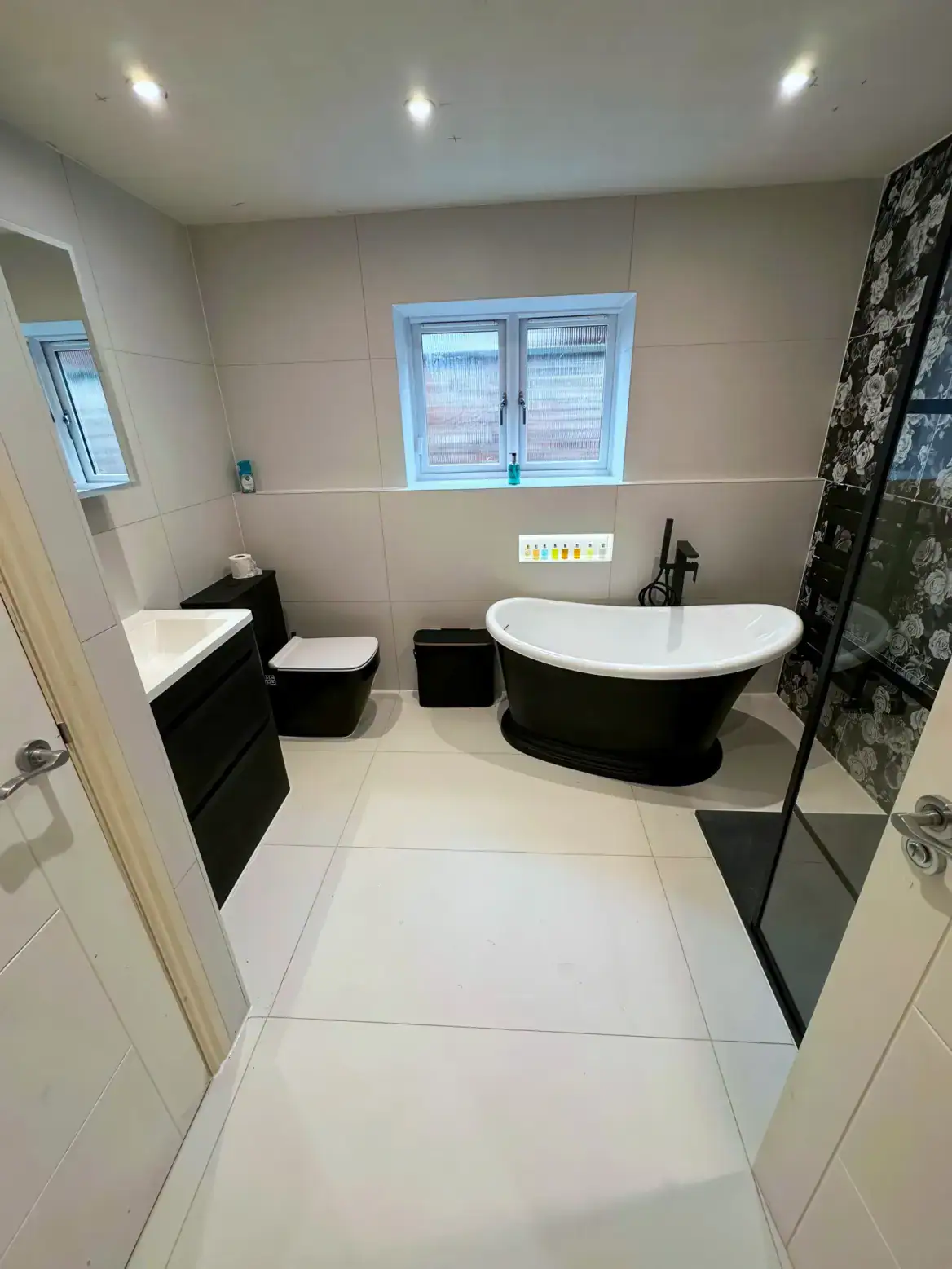 Monochrome Floral Drama 07